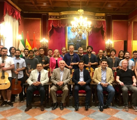 ©Ayto.Granada: El alcalde recibe a los 27 alumnos de la Universidad de California que participan en el curso Summer Arts del Festival de la Guitarra
